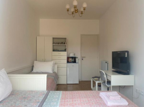 Mirela's Private Room with key, AC, lift & balcony in the center of Nice on the Cote d'Azur
